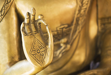 goldenen Buddha Figur mit symbolischer Handgeste